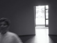 entree Bonnefantenmuseum : beweging, manipulatie, museum zwartwit