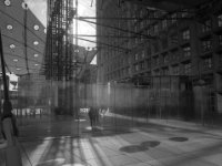 La Défense II : Frankrijk, Parijs, architectuur, straatscene, zwartwit