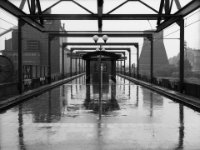 Wallonië I terminal : industrie, reflectie, regen, straatscene, transport en vervoer, verkeer, zwartwit